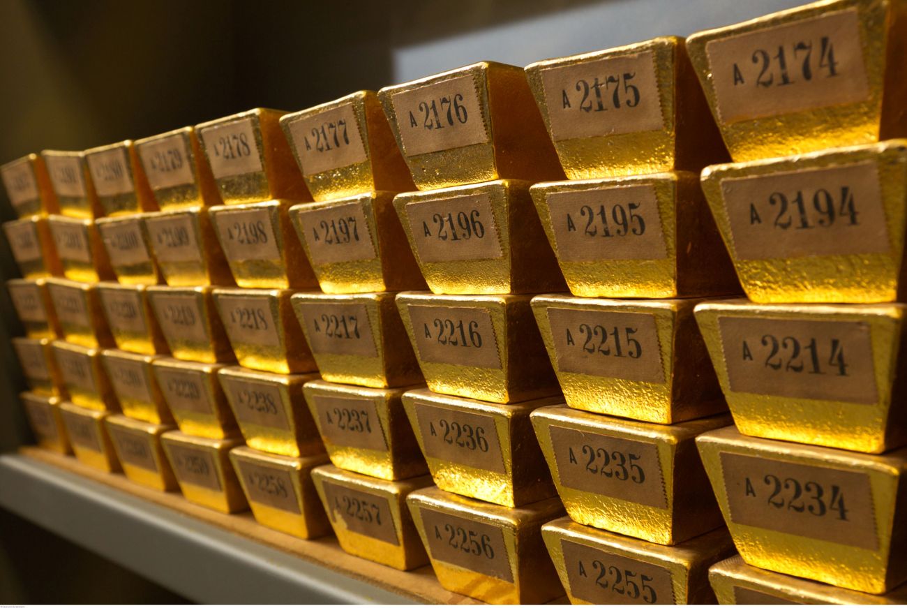 Банк покупает золото. Слиток золотой. Банковское золото. Банковские слитки золота. Мерные золотые слитки.