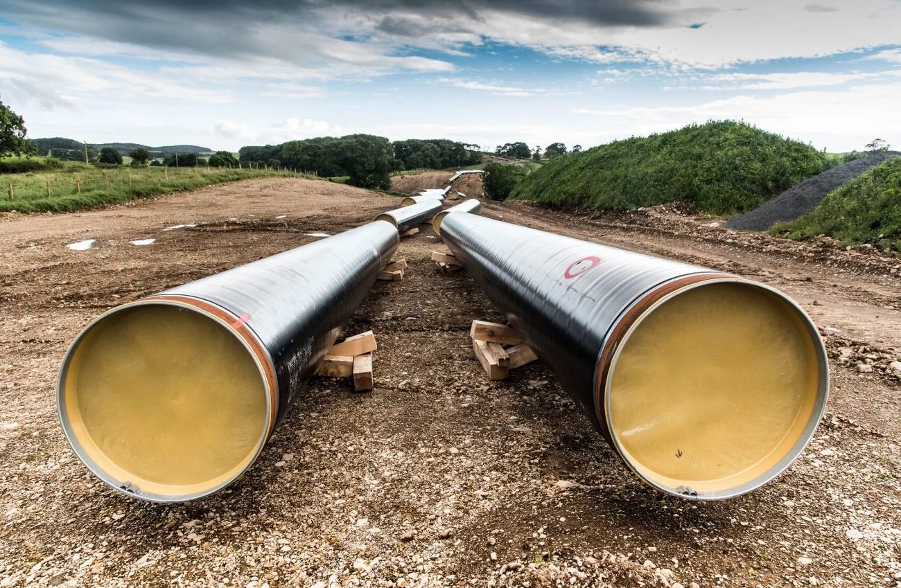 Rohstoffe wie Gas und Öl werden durch Pipelines transportiert