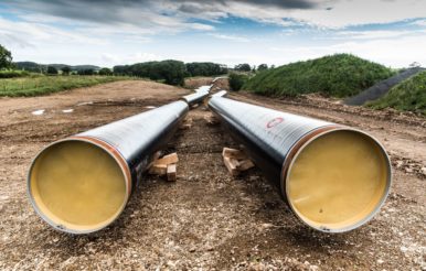Rohstoffe wie Gas und Öl werden durch Pipelines transportiert