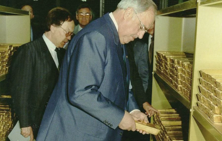 Helmut Kohl inspiziert die Goldreserven der Bundesbank